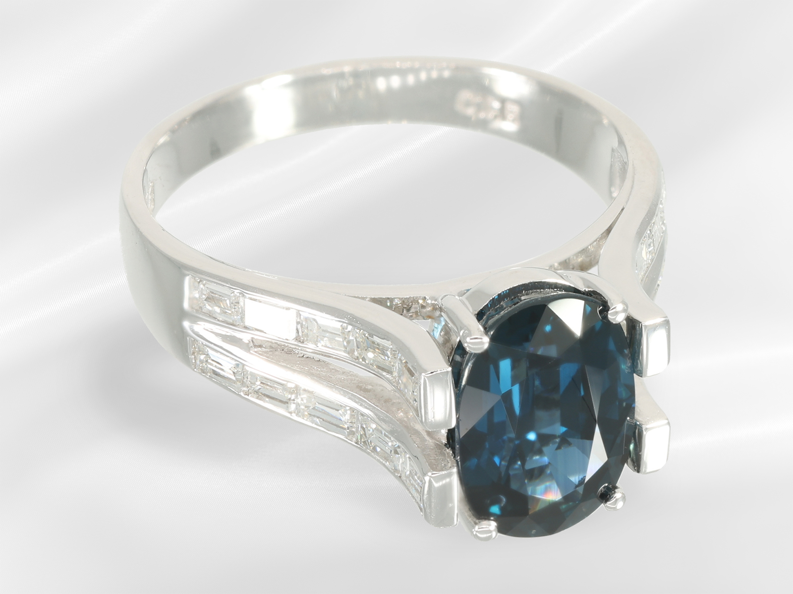 Ring: like new, modern and high quality sapphire/diamond goldsmith ring - Image 3 of 6