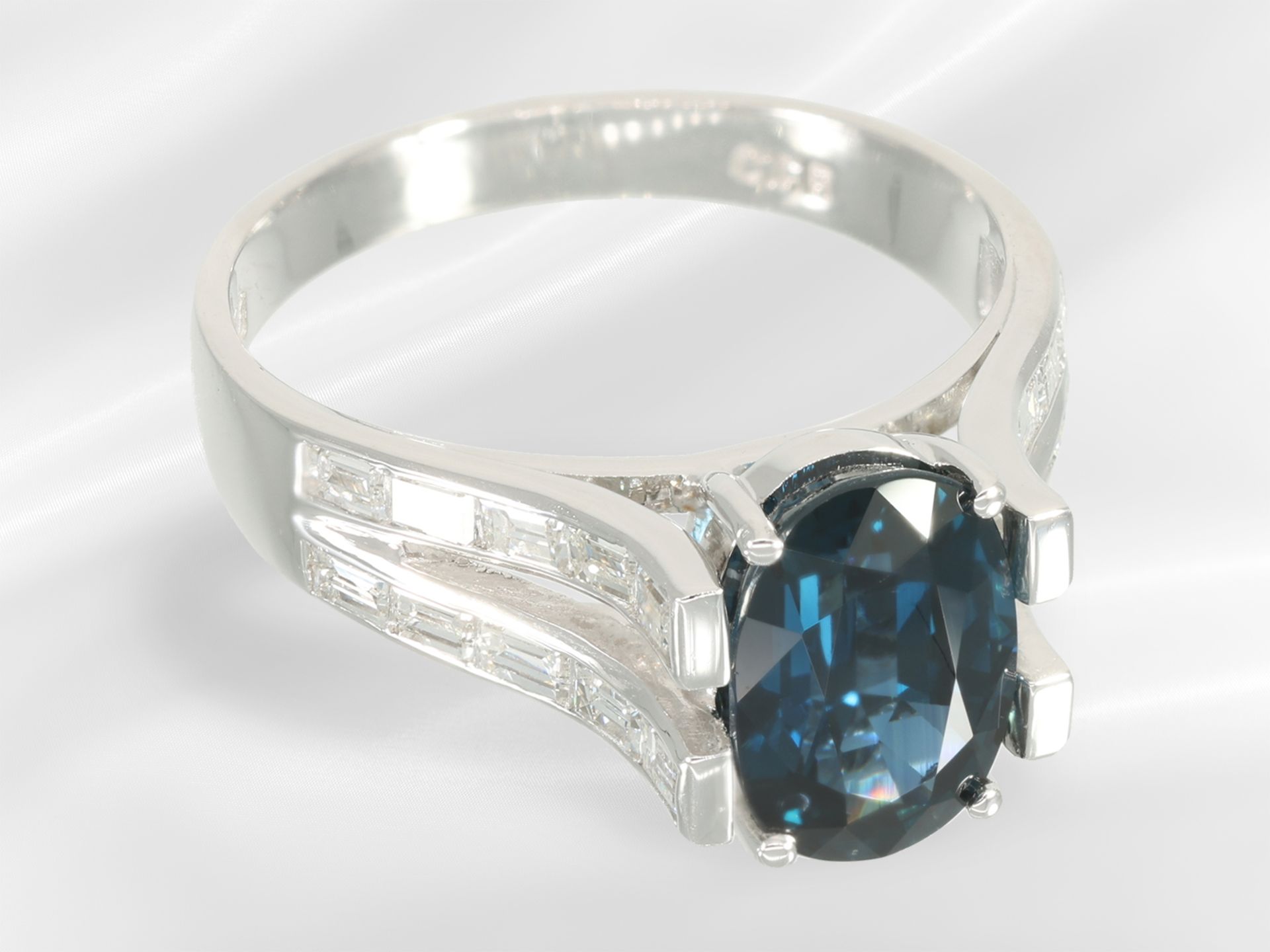 Ring: neuwertiger, moderner und hochwertiger Saphir/Diamant-Goldschmiedering - Bild 3 aus 6