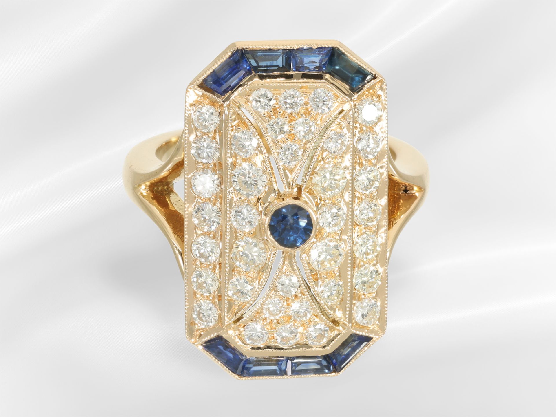 Ring: sehr dekorativ gestalteter Brillant/Saphirring im Art déco Stil, 18K Gold - Bild 2 aus 5