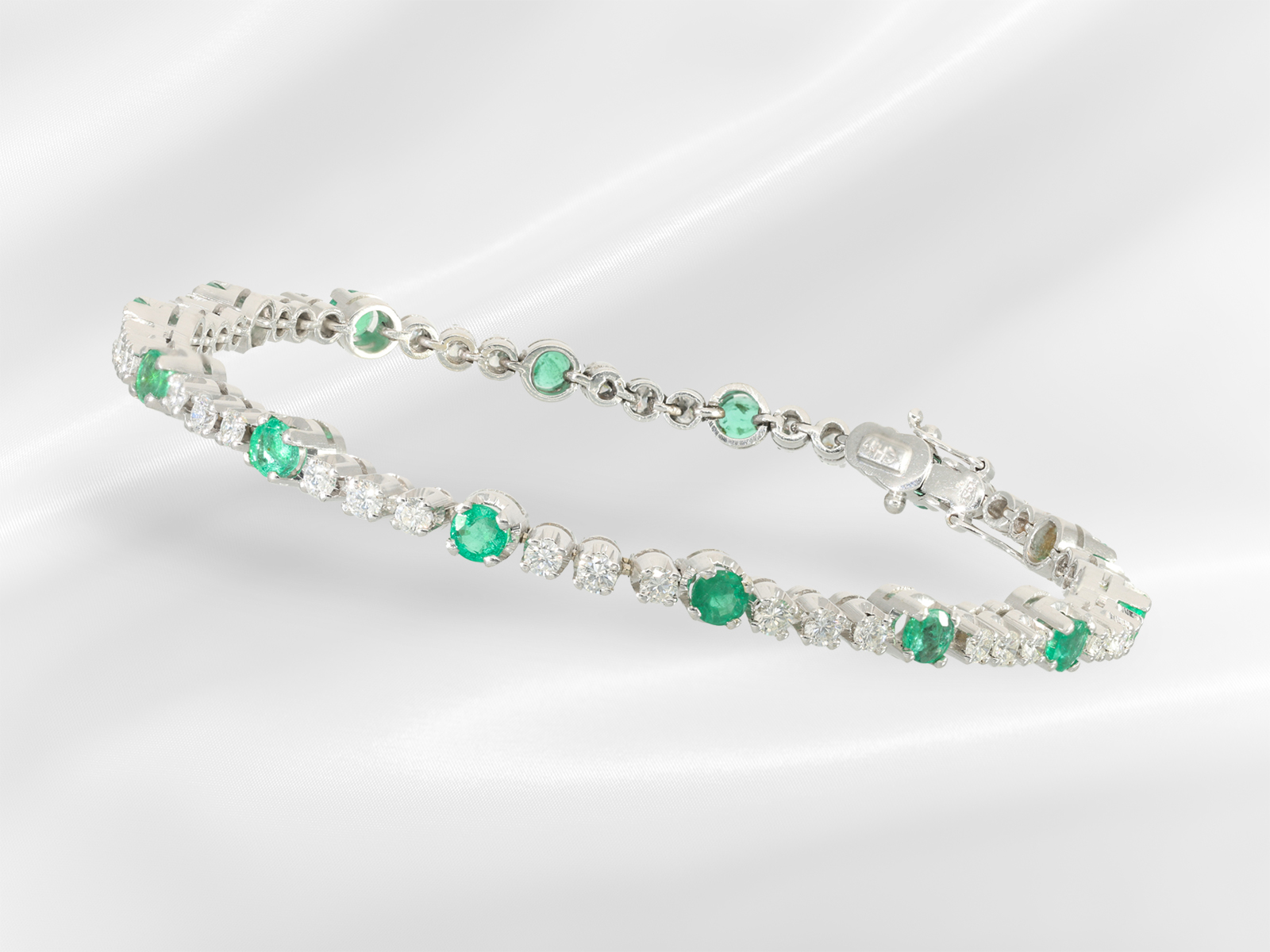 Bracelet: high-quality tennis bracelet with emeralds and brilliant-cut diamonds, approx. 4ct