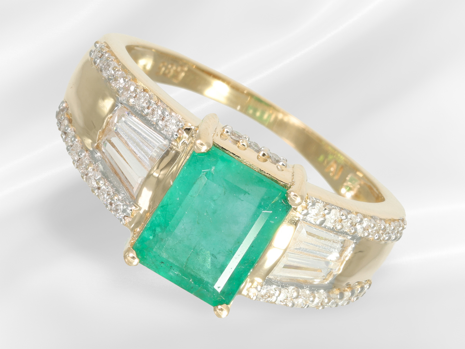 Ring: vintage emerald ring with an emerald of approx. 2ct