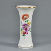 Trompetenvase - Blumenbukett mit Federmohn bzw. Tulpe. Meissen 1935-1947.