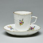 Tasse Gotzkowsky Reliefmuster: Blumenbukett. Meissen um 1760.