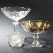 Biedermeier Tazza um 1850, Fußschale mit Weinranken und Trauben, 6 Schälchen.