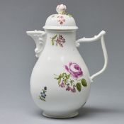 Kaffeekanne mit J-Henkel - Deutsche Blumen und Streublümchen. Meissen, um 1745.