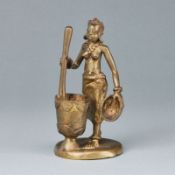 Afrikanische Bronzefigur - Köchin