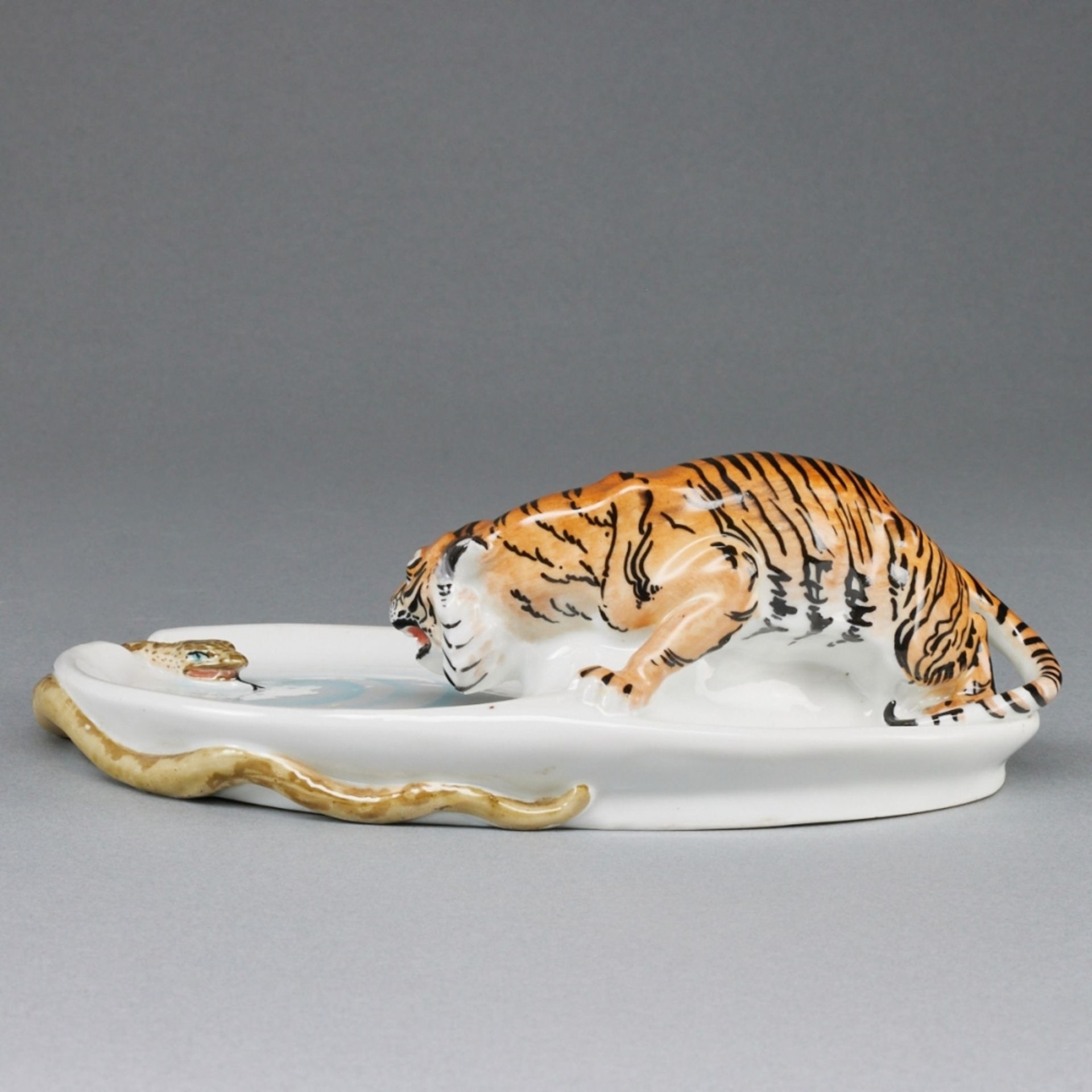 Aschenschale mit Tiger und Schlange. Meißner Ofen- und Porzellanfabrik, vorm. Carl Teichert um 1882- - Image 3 of 3