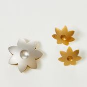 Paar NIESSING - Ohrringe und ein Anhänger in Blütenform