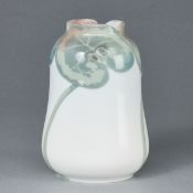 Jugendstil Vase mit Alpenveilchenblättern / Cyclamen. Rörstrand, um 1900.