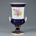 Vase mit Henkeln - kobaltblaue Ränder: Blumenbukett. Meissen 1972-1980.