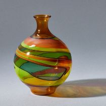 Vase - frei geblasenes Glas in Fadentechnik. Kurt Wallstab, Darmstadt 1980.