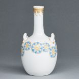 Kleine Vase mit Emailbemalung in Blau und Gelb. KPM Berlin 1913.