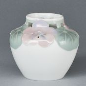 Jugendstil Vase mit Alpenveilchen und Blättern / Cyclamen. Rörstrand, um 1900.