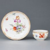 Teetasse mit Untertasse - Blumenbukett mit Streublümchen. Meissen 1824-1850.