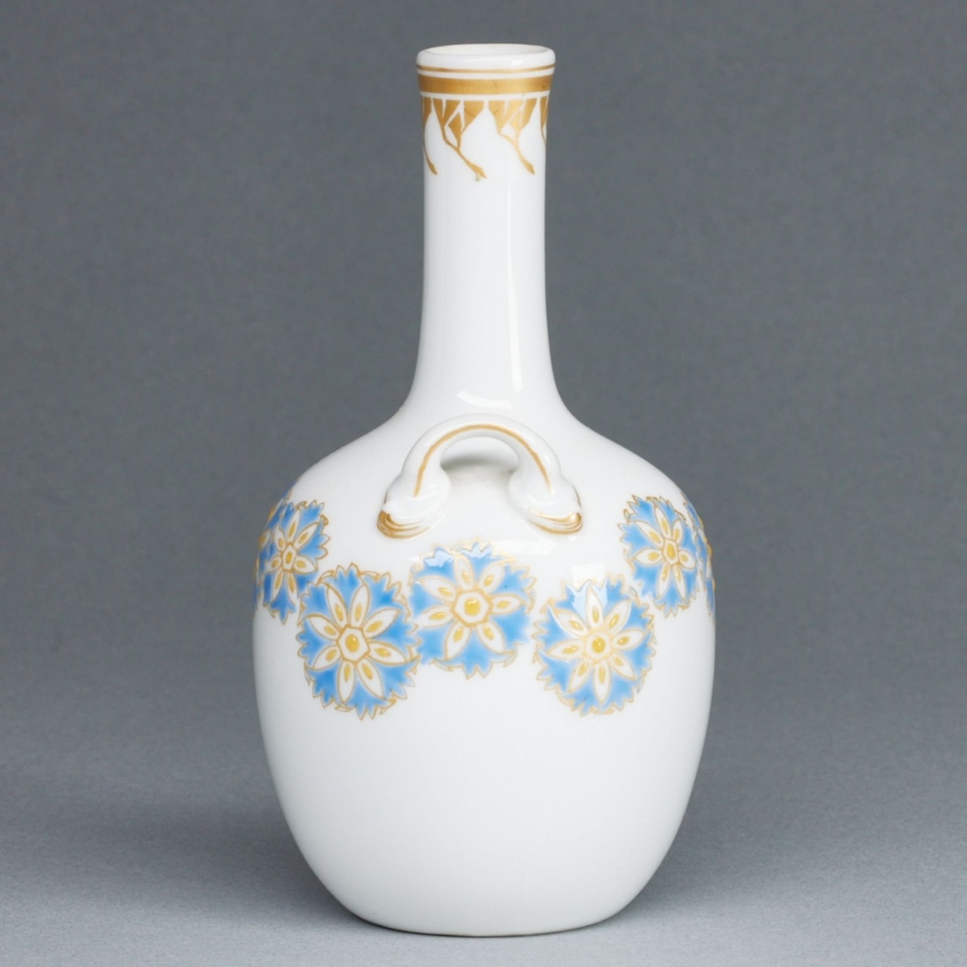 Kleine Vase mit Emailbemalung in Blau und Gelb. KPM Berlin 1913. - Bild 3 aus 3