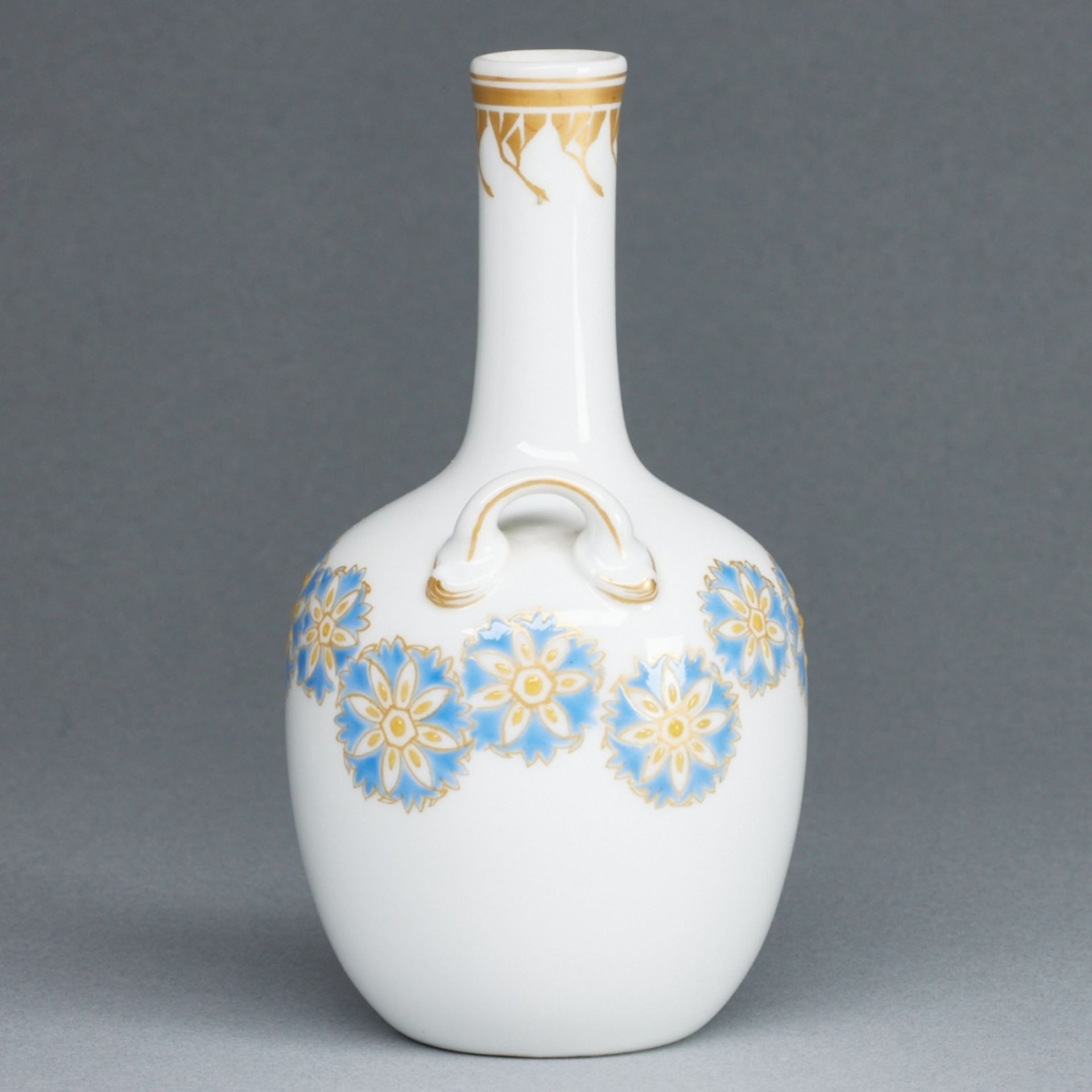 Kleine Vase mit Emailbemalung in Blau und Gelb. KPM Berlin 1913. - Bild 2 aus 3