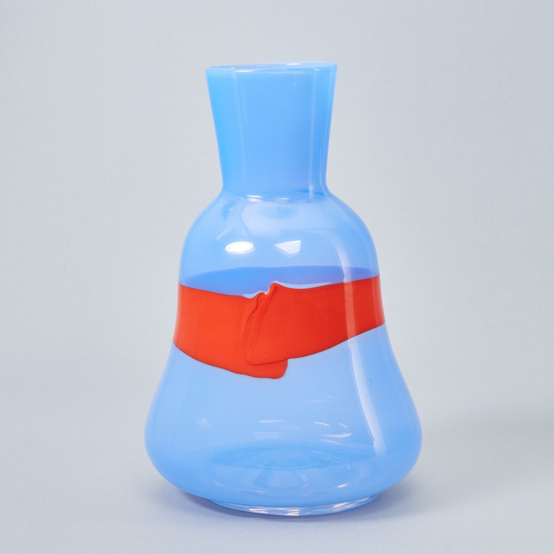 Vase mit rotem Band. Murano. - Bild 2 aus 2