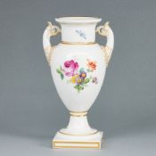 Volutenvase - Blumenbukett mit Insekten. KPM Berlin 1945-1962.