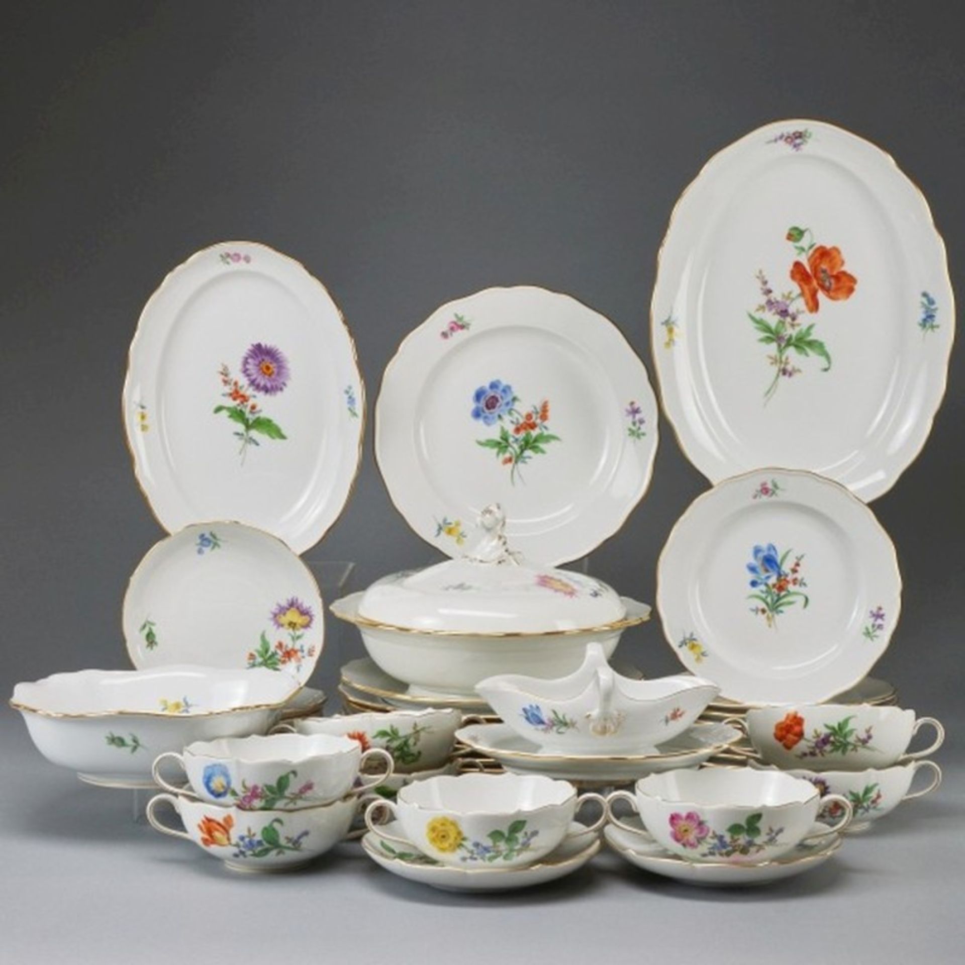 29tlg. Speiseservice für 8 Personen - Blume 2. Meissen 1957-1972.