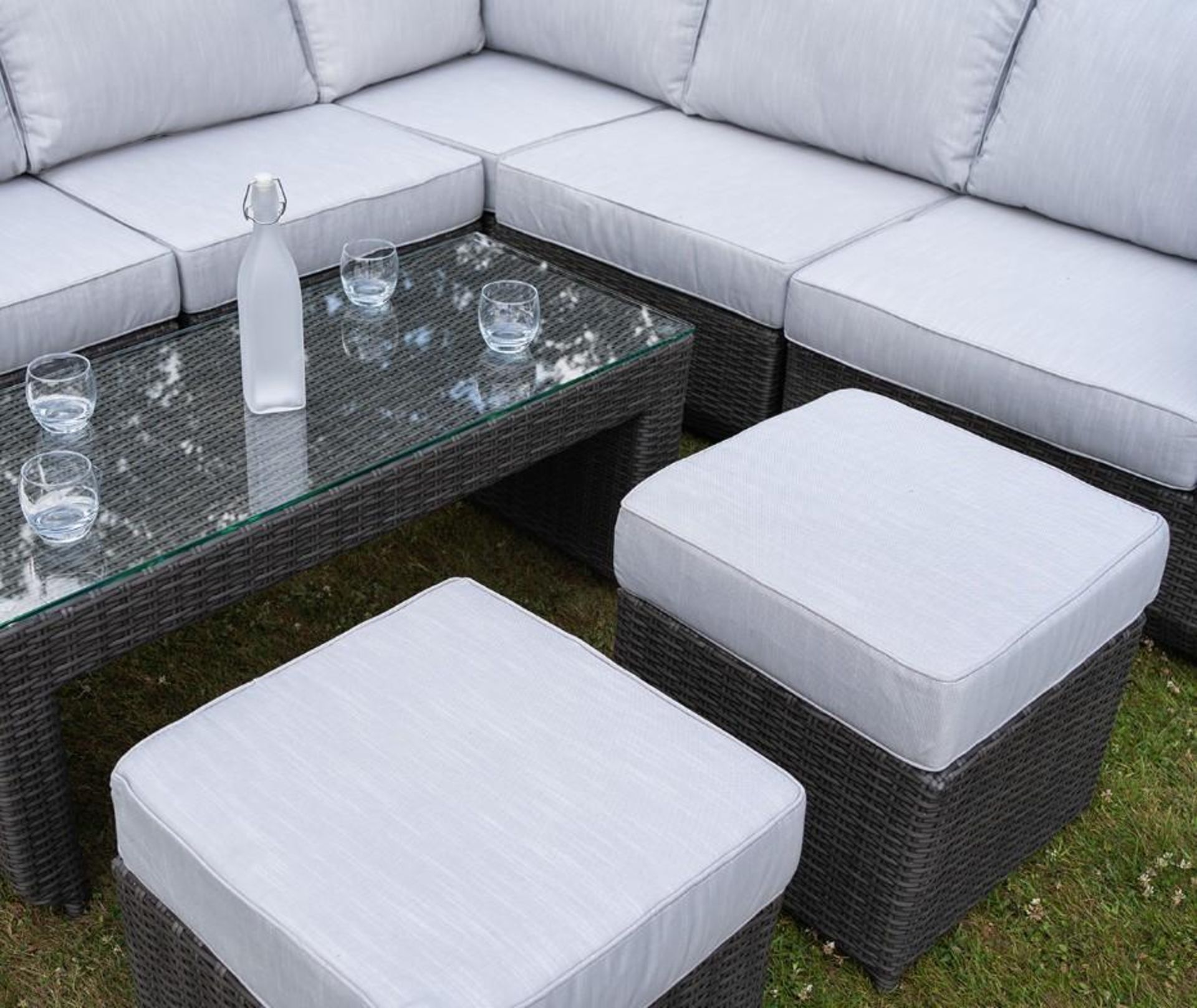 *BRAND NEW* 8 Seater Corner Group With Coffee Table in Grey. RRP£1,599 - Image 3 of 14