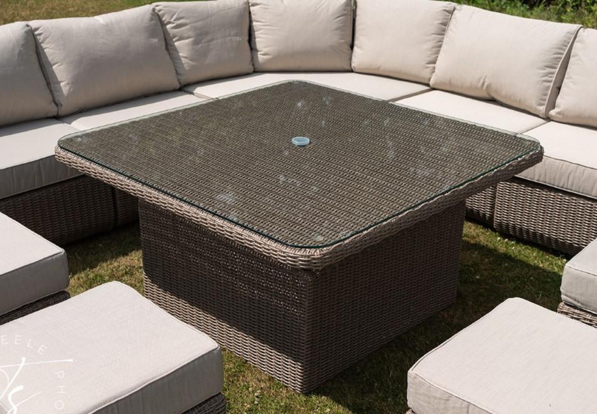 *BRAND NEW* 10 Seater Outdoor Rise and Fall Table Dining Set in Natural. RRP:£2,698 - Image 5 of 14