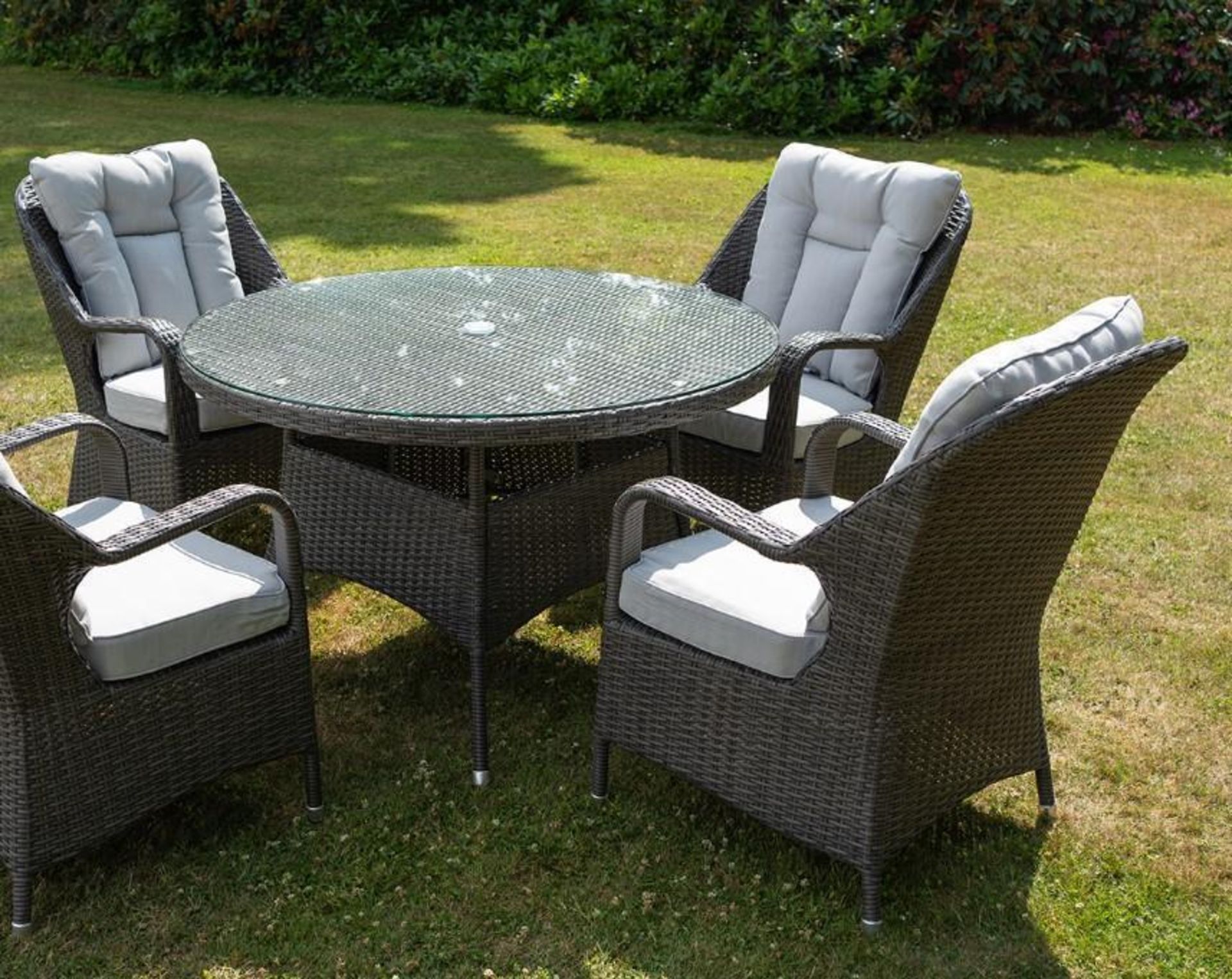 *BRAND NEW & BOXED* 4 Seater Outdoor Rattan Round Table Dining Set in Grey. RRP:£998.00 - Image 3 of 11