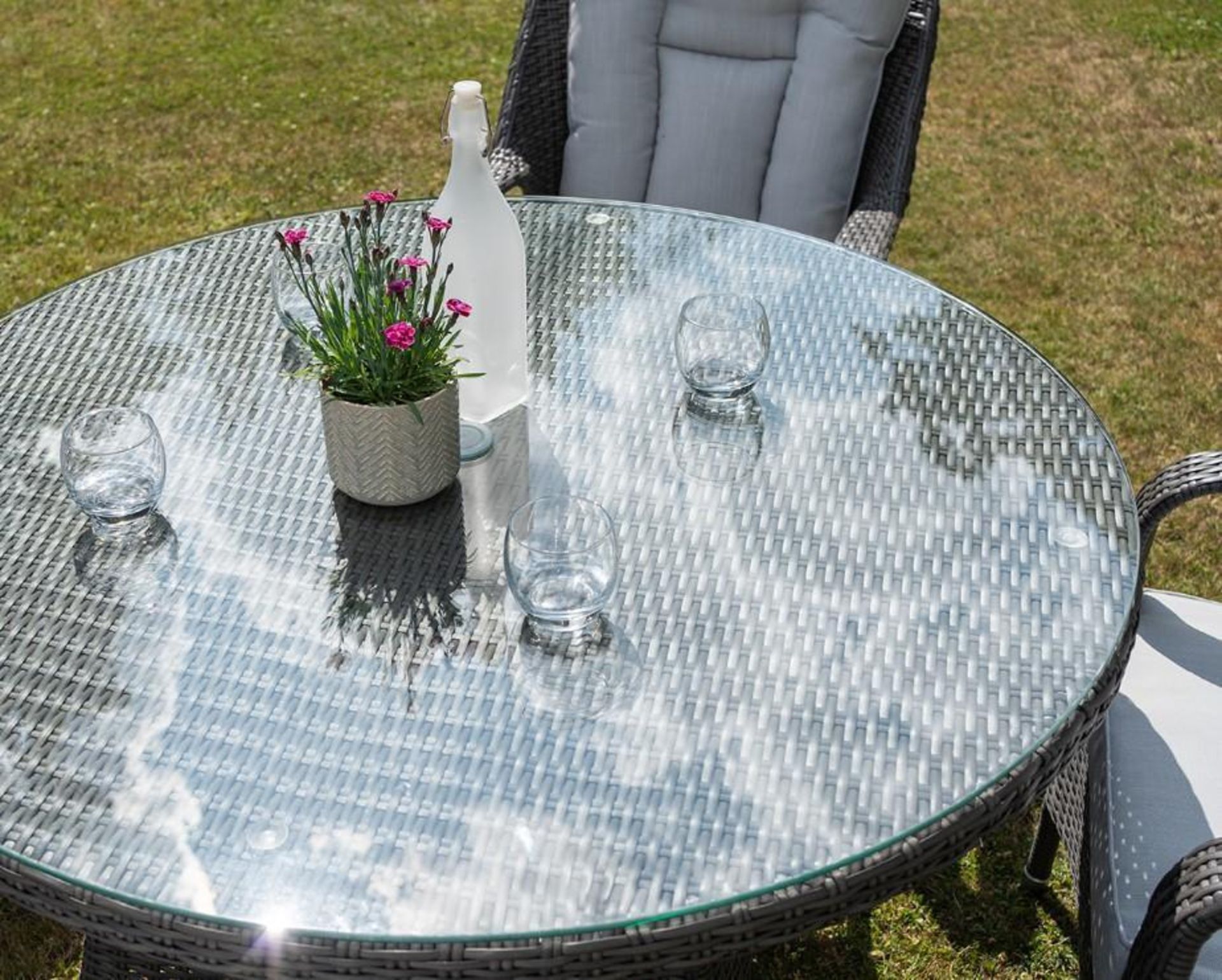 *BRAND NEW & BOXED* 4 Seater Outdoor Rattan Round Table Dining Set in Grey. RRP:£998.00 - Image 9 of 11