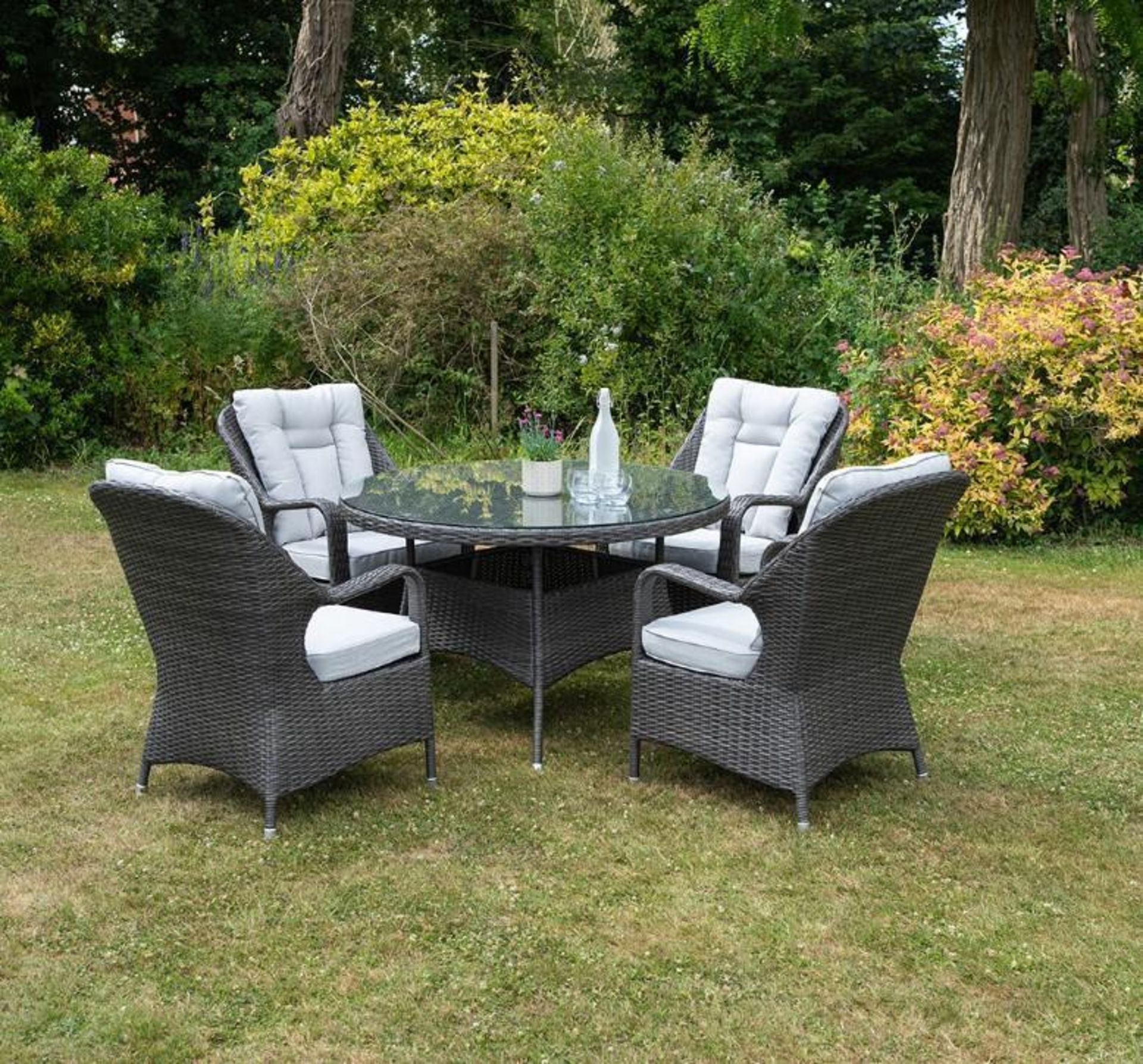*BRAND NEW & BOXED* 4 Seater Outdoor Rattan Round Table Dining Set in Grey. RRP:£998.00 - Image 11 of 11