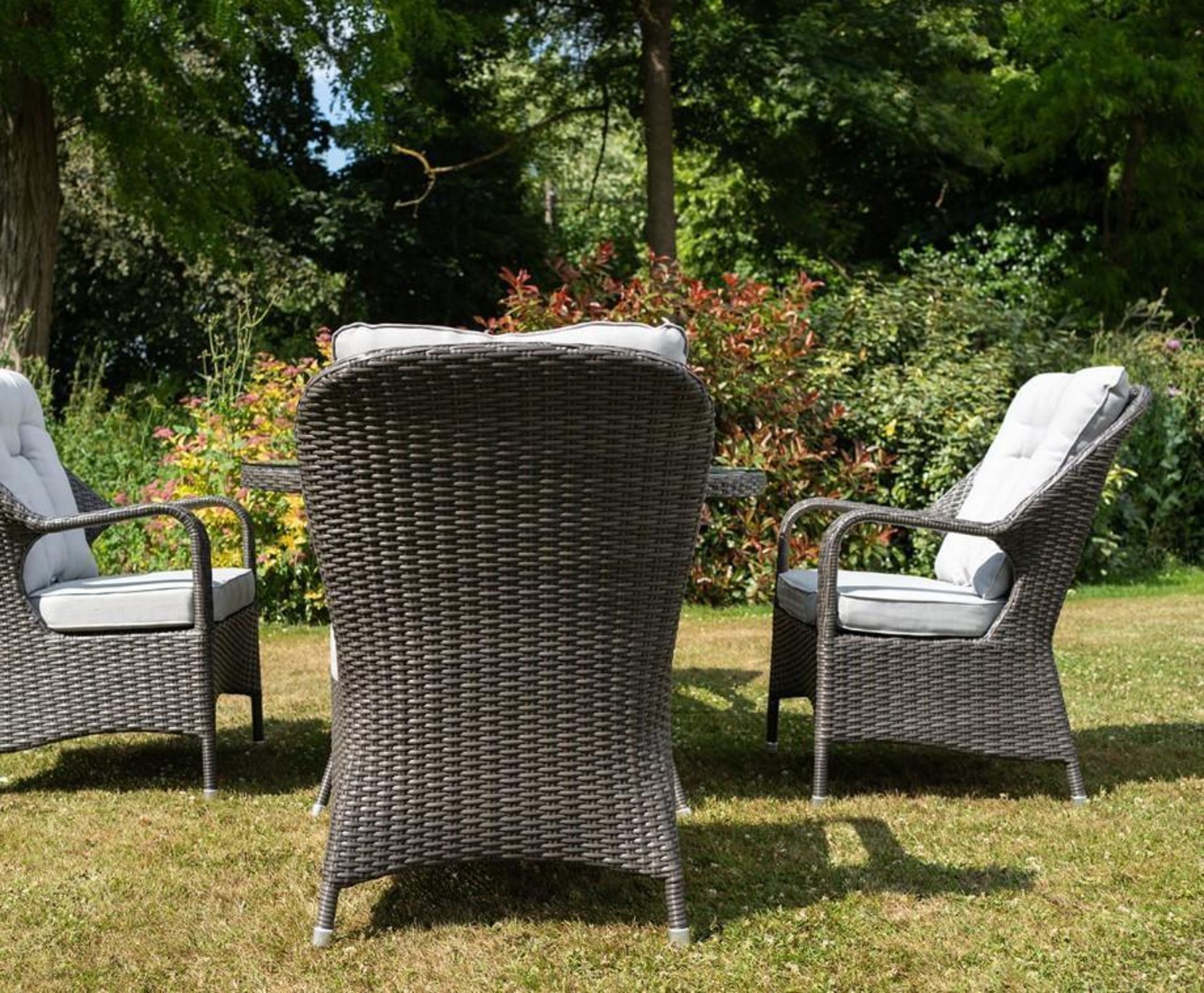 *BRAND NEW & BOXED* 4 Seater Outdoor Rattan Round Table Dining Set in Grey. RRP:£998.00 - Image 7 of 11