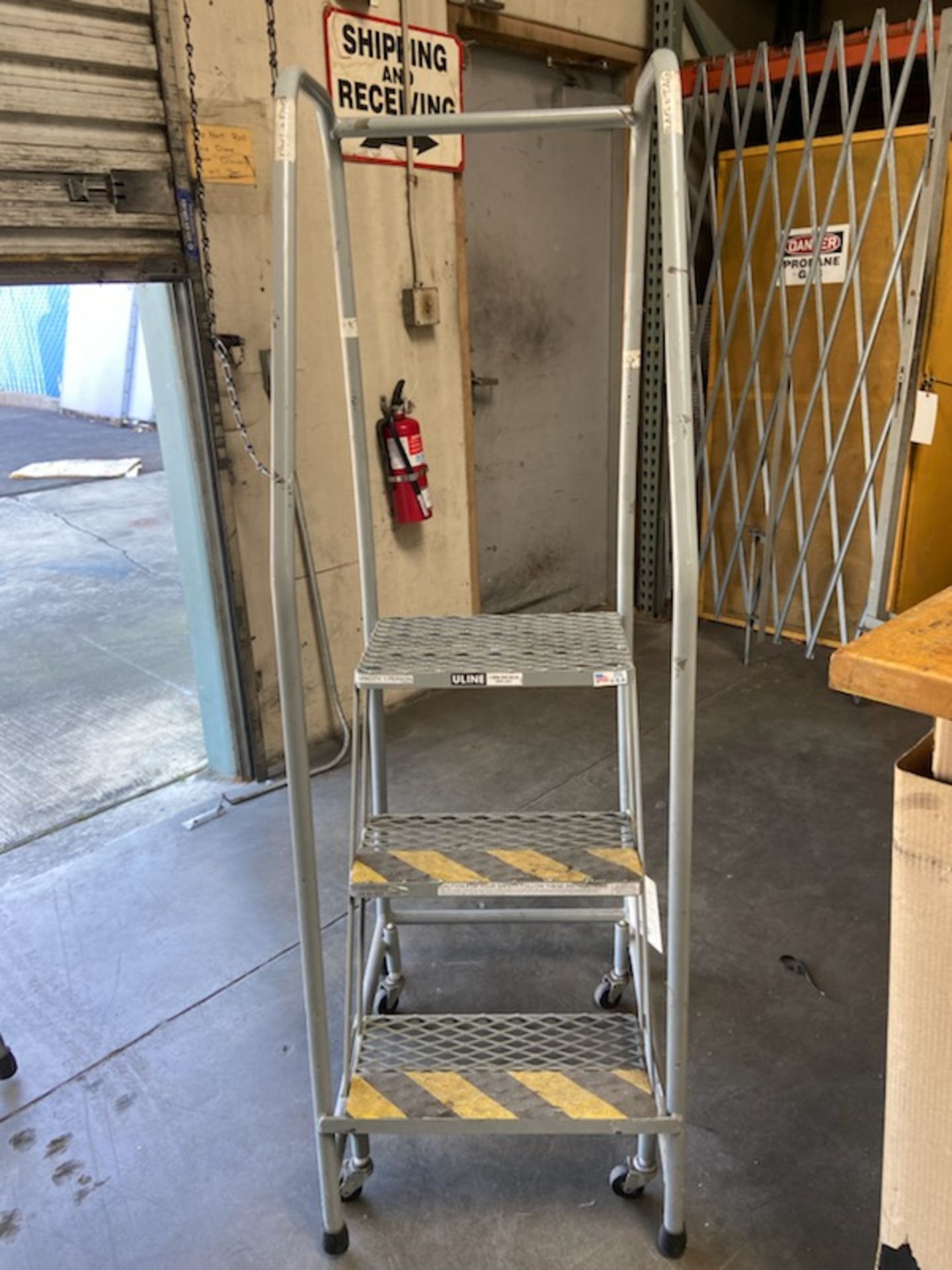 (3) Step and (4) Step Rolling Shop Step Ladders - Image 2 of 4