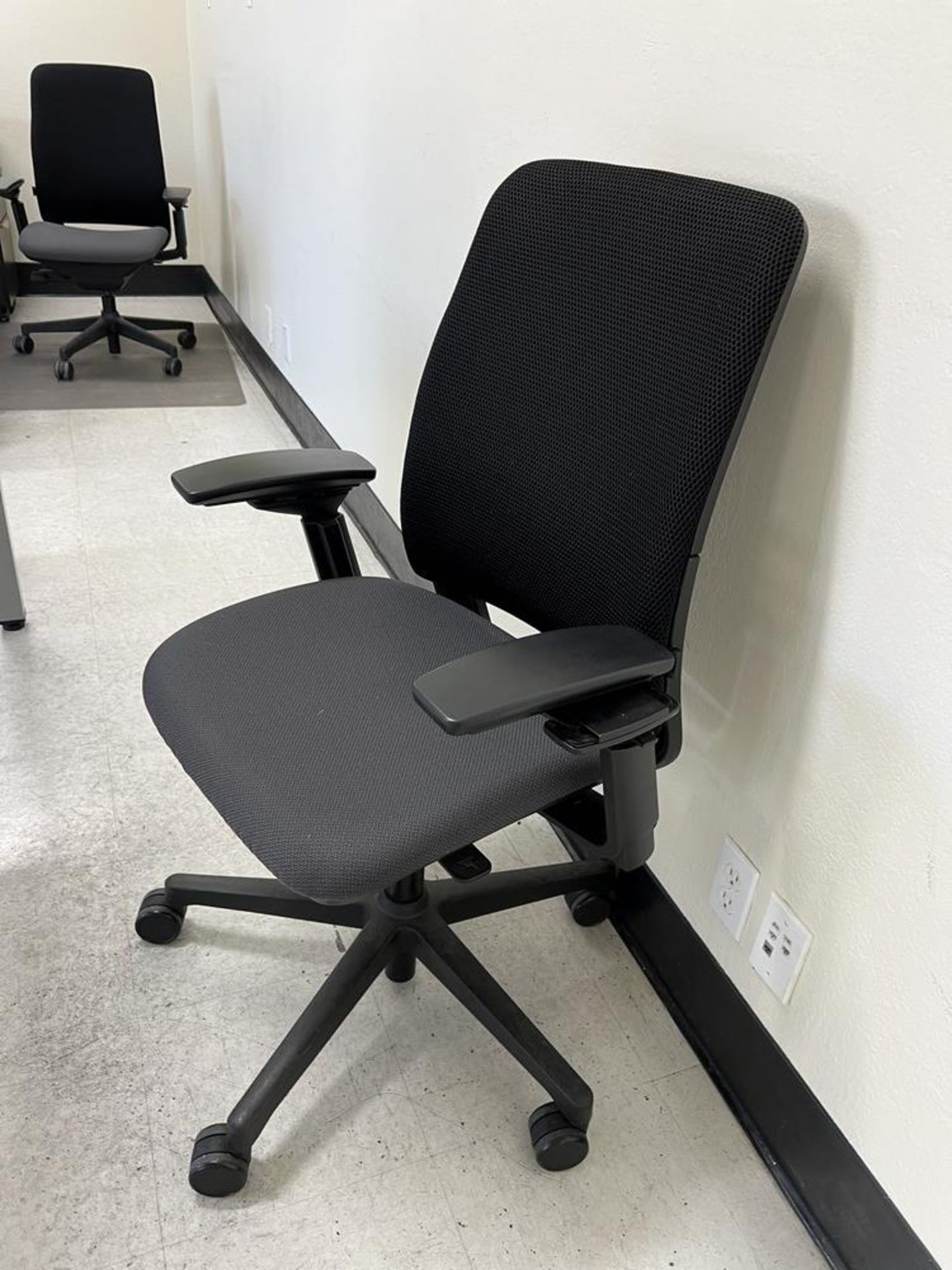 (6) Office Desks & (4) Office Chairs (No Other Contents) - Bild 3 aus 11