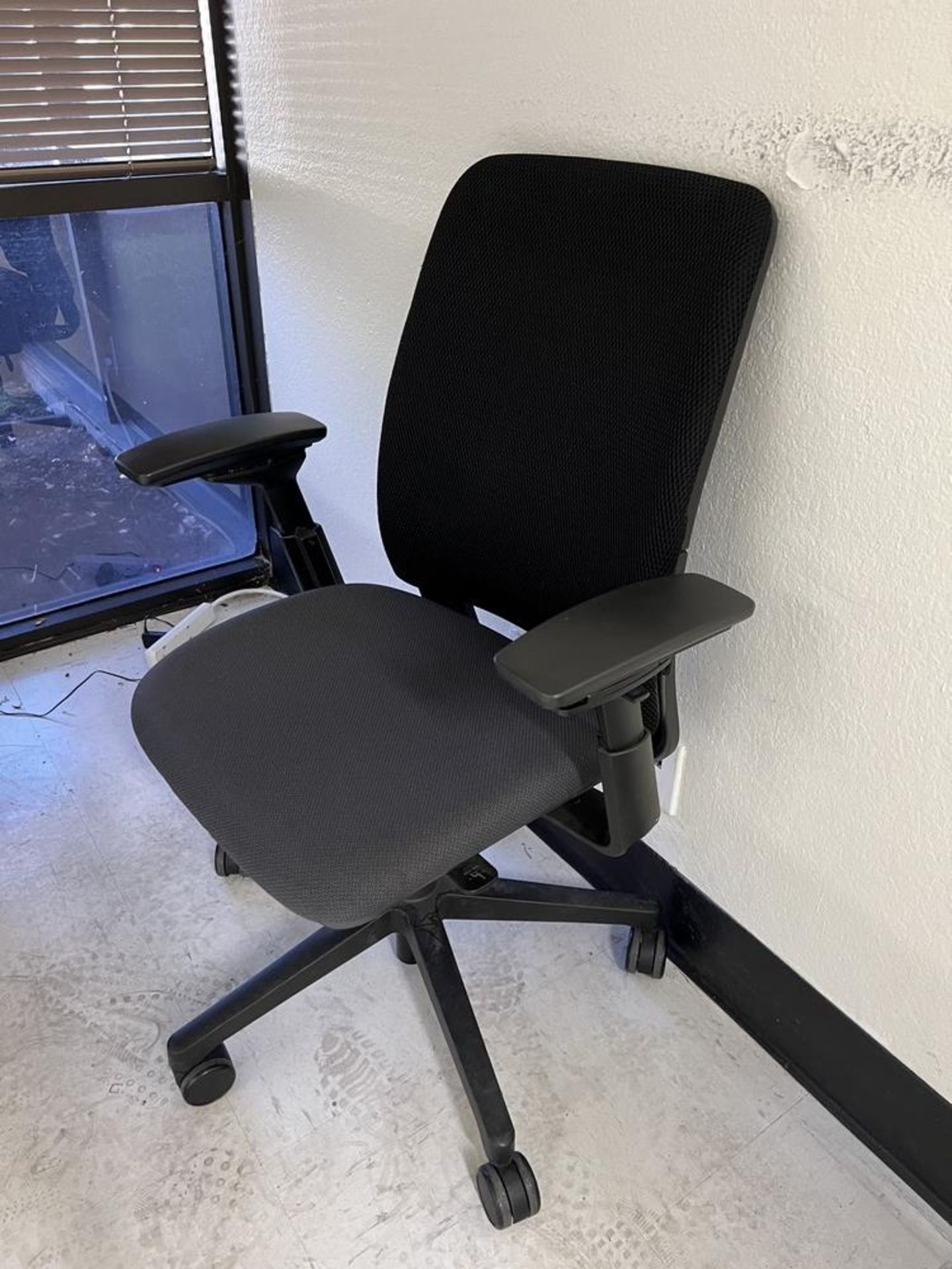 (6) Office Desks & (4) Office Chairs (No Other Contents) - Bild 10 aus 11