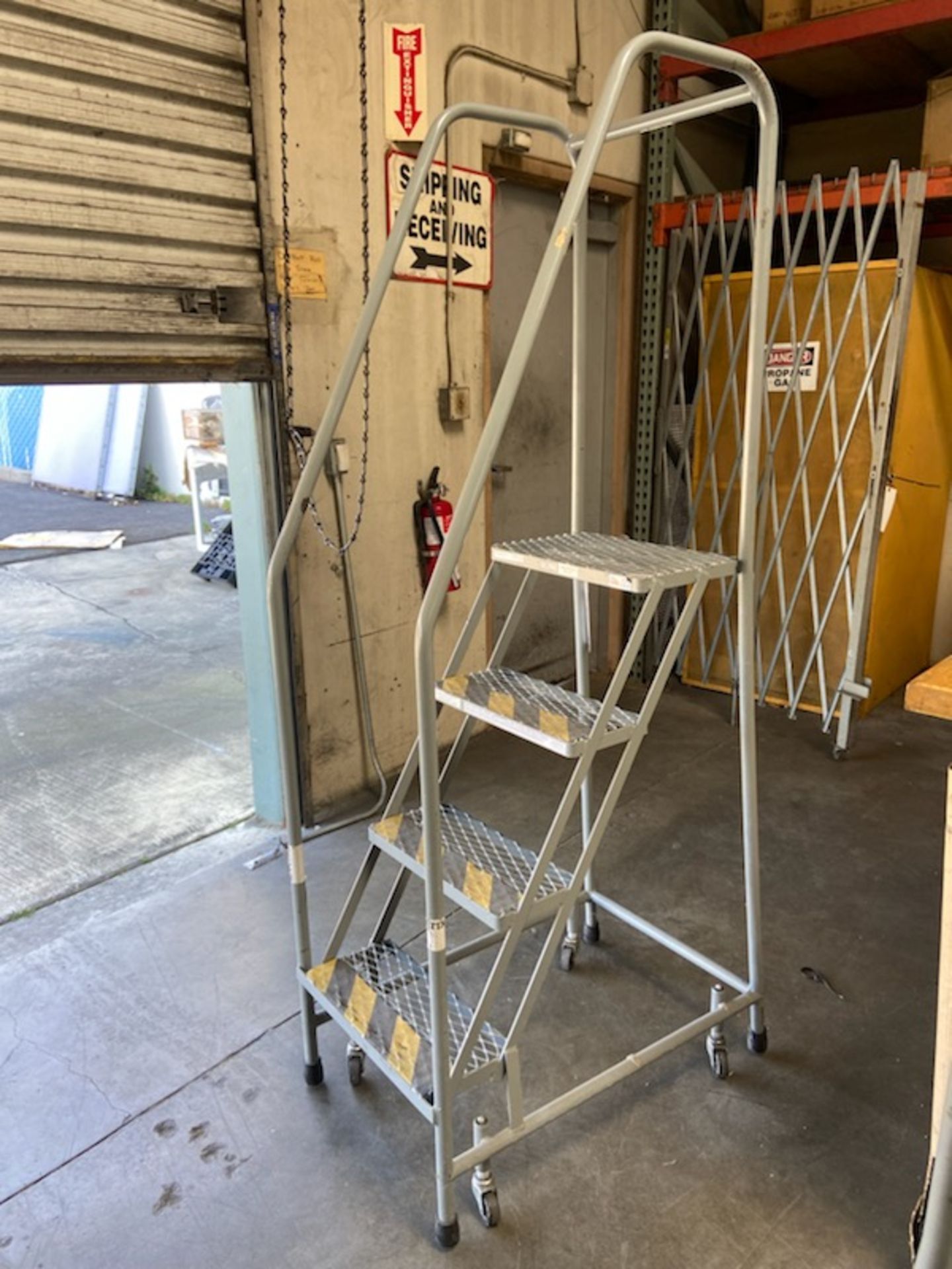 (3) Step and (4) Step Rolling Shop Step Ladders - Image 4 of 4