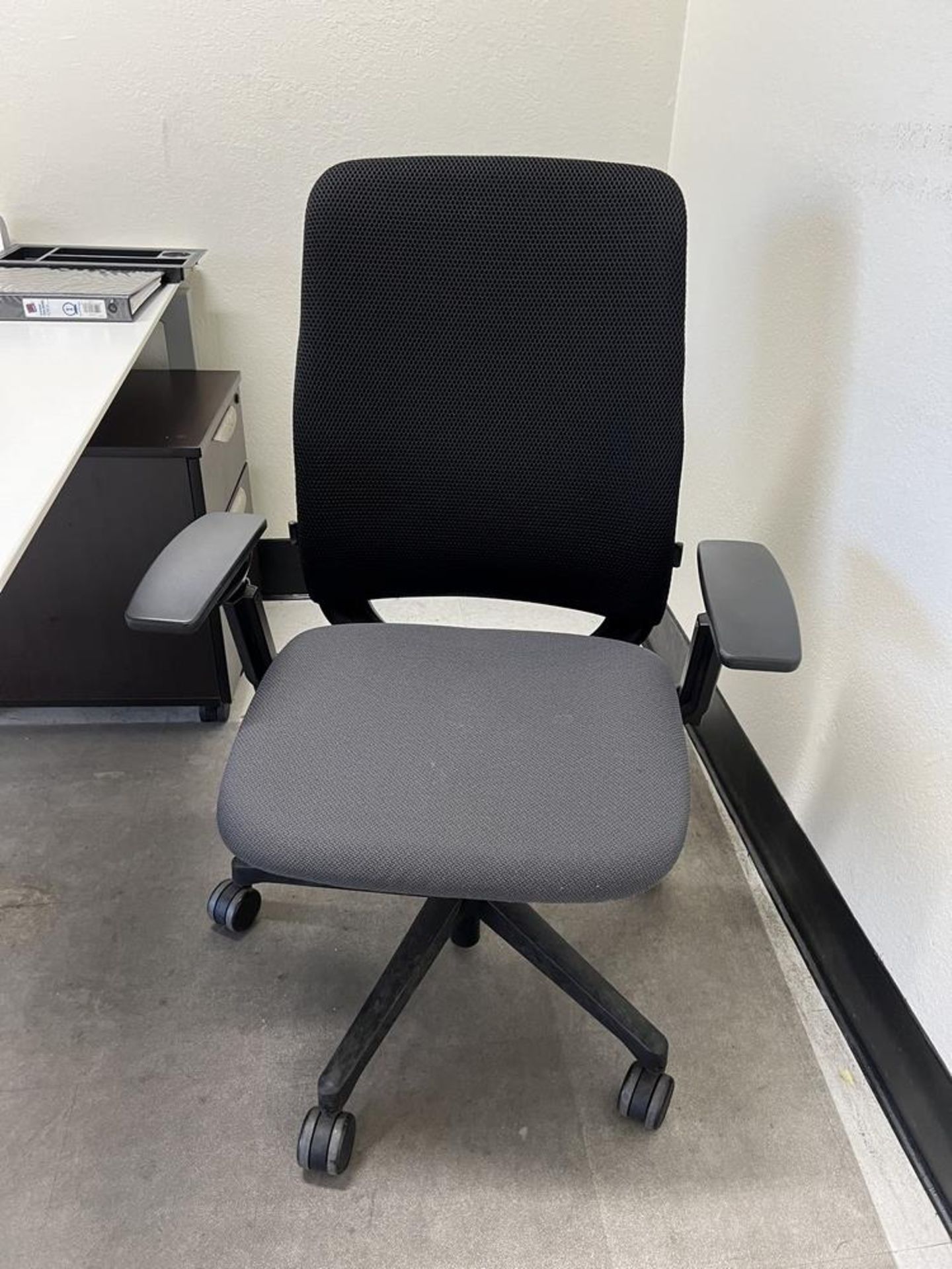 (6) Office Desks & (4) Office Chairs (No Other Contents) - Bild 7 aus 11