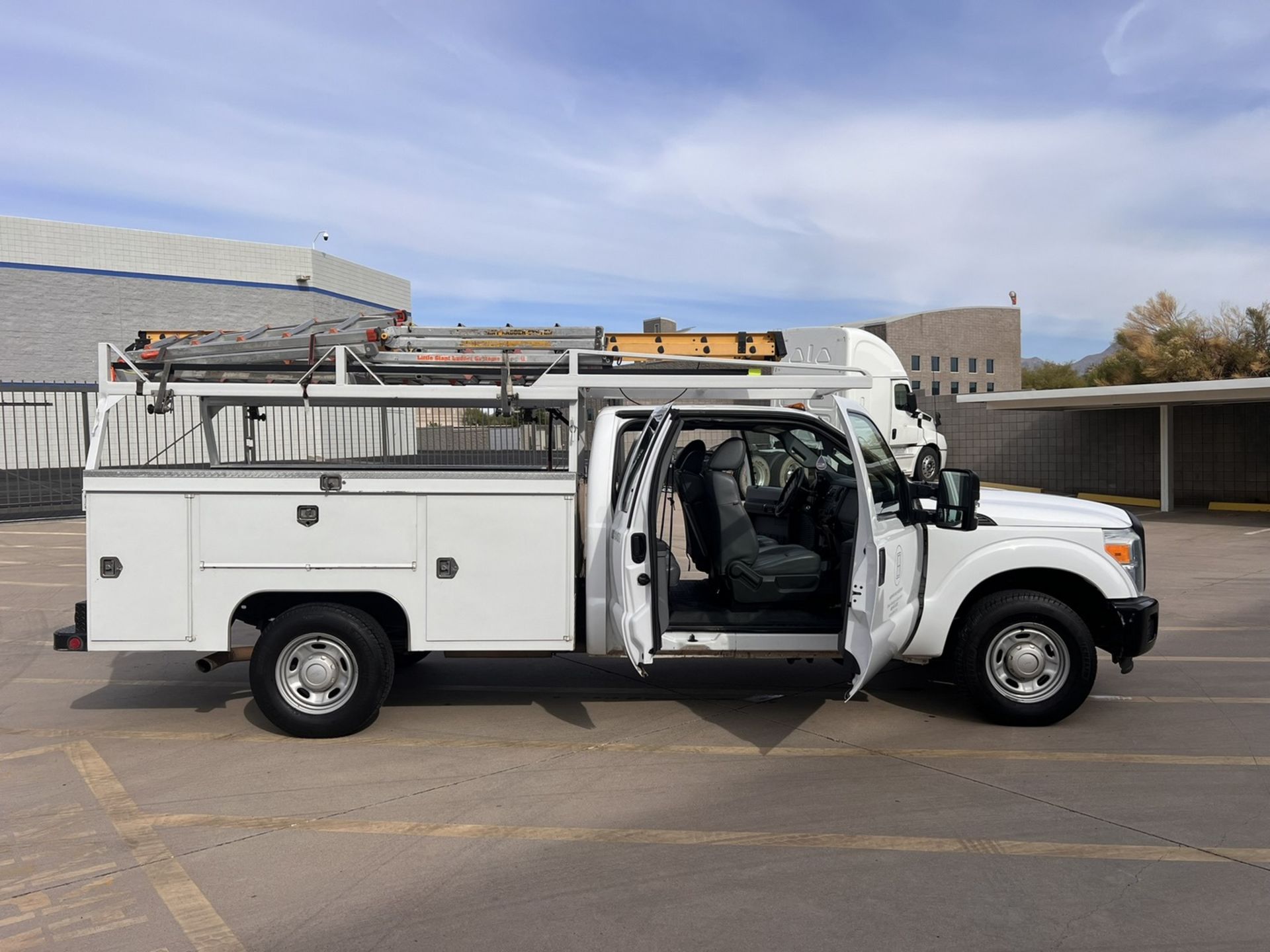 2016 Ford F-350, SuperCab Lariat Truck