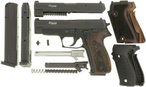 Pistole, SIG-SAUER P226, Vorführ-/Referenzwaffe mit Wechselsystem und 2 Wechselläufen, Kal. 9mmPara