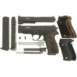 Pistole, SIG-SAUER P226, Vorführ-/Referenzwaffe mit Wechselsystem und 2 Wechselläufen, Kal. 9mmPara