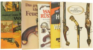 Konvolut von 5 Büchern zu Waffen, Rüstungen und Militaria