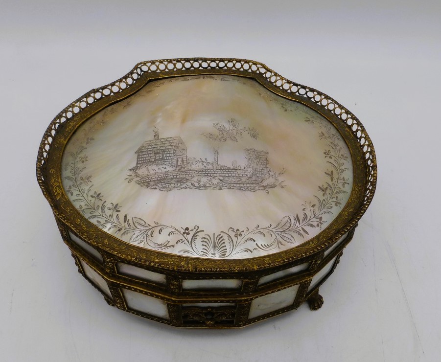 Seltenes Necessaire / Palais Royal - Frankreich um 1820