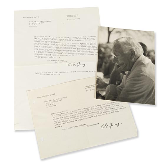 Carl Gustav Jung, 2 masch. Briefe mit Unterschrift und 1 Porträtfotografie. Küsnacht-Zürich 1961.