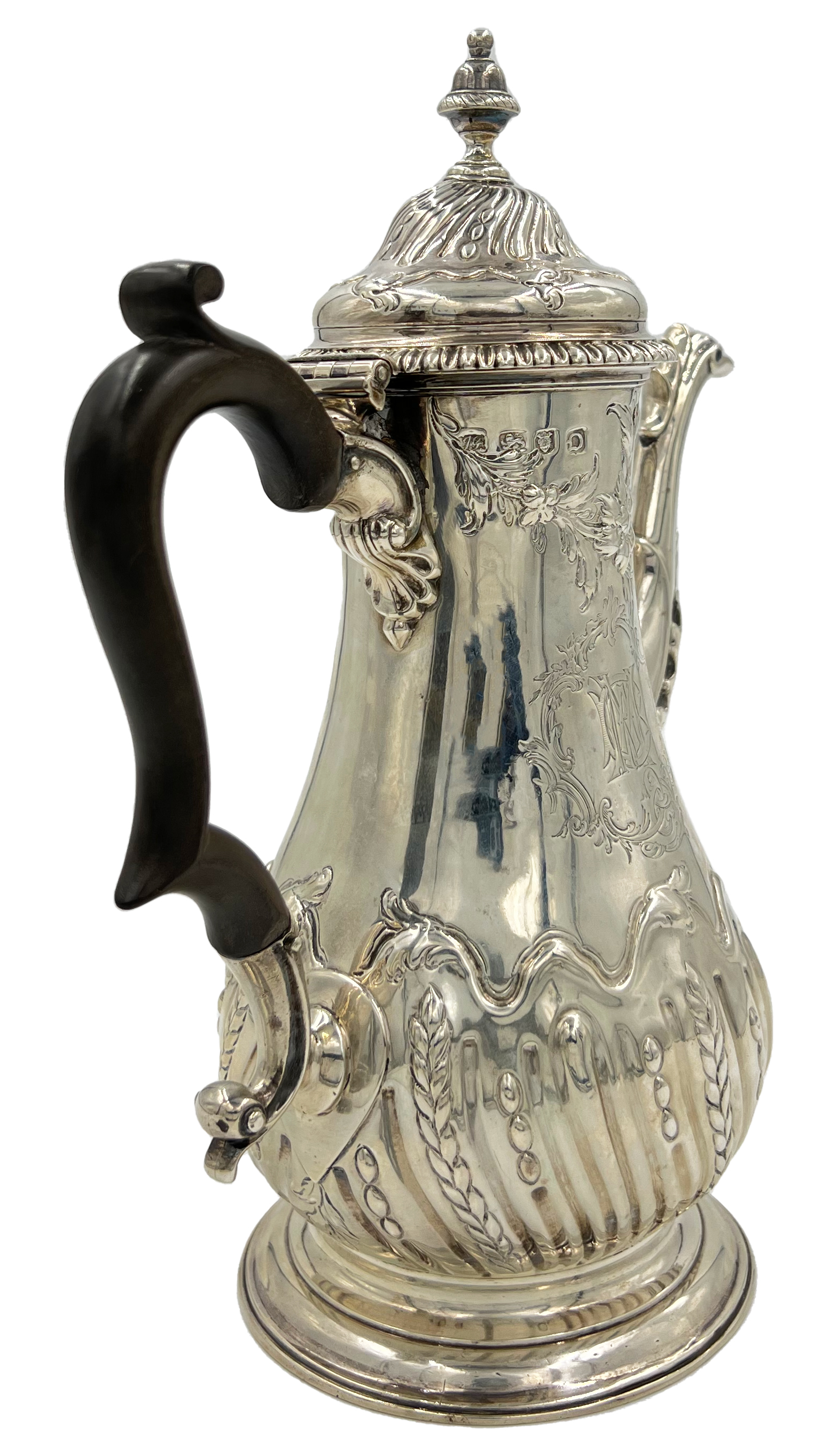 A FINE QUALITY GEORGIAN SILVER COFFEE POT WITH EMBOSSED DECORATION, LONDON, JOHN PAYNE, 1759 - Image 4 of 5