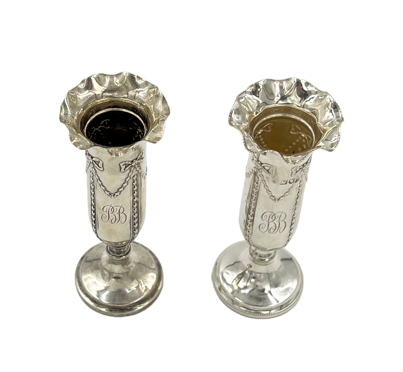 A PAIR OF SILVER VASES WITH WAVY EDGE RIMS, LONDON, THOMOAS BRADBURY, 1899 - Image 2 of 4