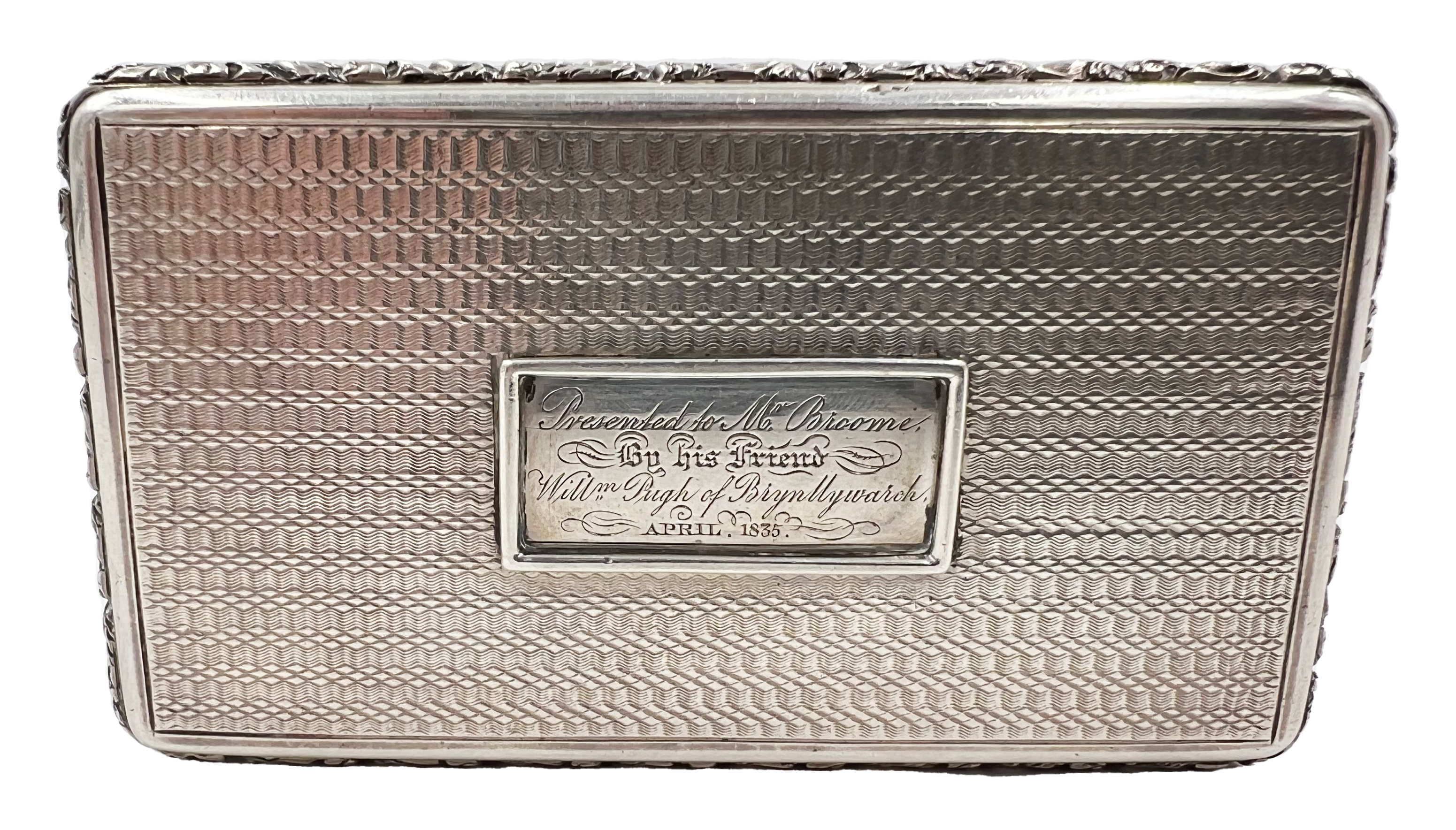 A LARGE SOLID SILVER SNUFF BOX WITH OUTSTANDING DECORATION, BIRMINGHAM, TAYLOR & PERY, 1830 - Image 2 of 6