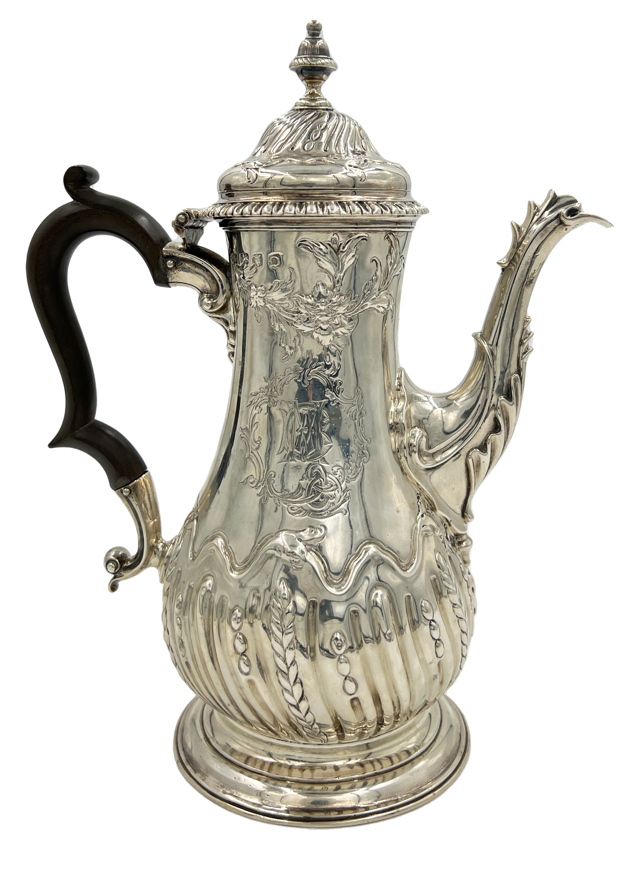 A FINE QUALITY GEORGIAN SILVER COFFEE POT WITH EMBOSSED DECORATION, LONDON, JOHN PAYNE, 1759 - Image 3 of 5