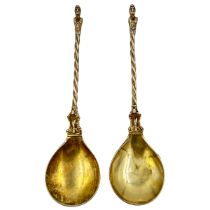 A PAIR OF SILVER GILT APOSTLE SPOONS CARRYING A COMPLETE SET OF CLEAR ENGLISH HALLMARKS, LONDON,1876