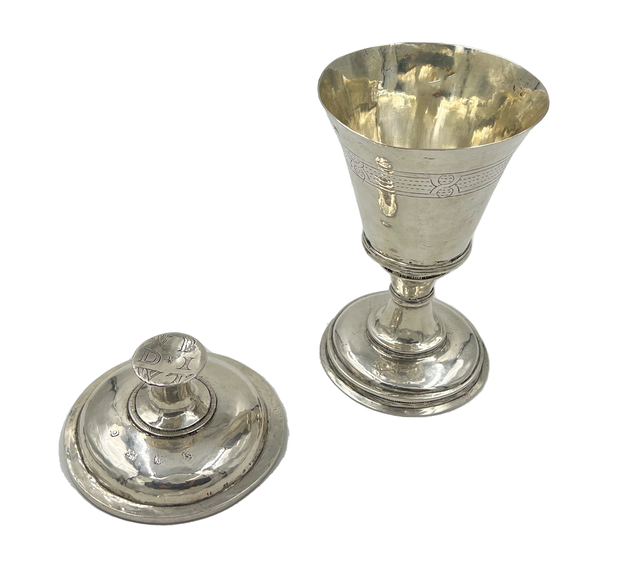 AN IMPORTANT AND RARE ELIZABETH I SILVER COMMUNION CUP AND PATEN, LONDON, 1587 - Image 3 of 7