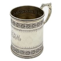 A SMALL VICTORIAN SILVER CHRISTENING TANKARD WITH DECORATION TO UPPER RIM AND BASE, LONDON, 1883
