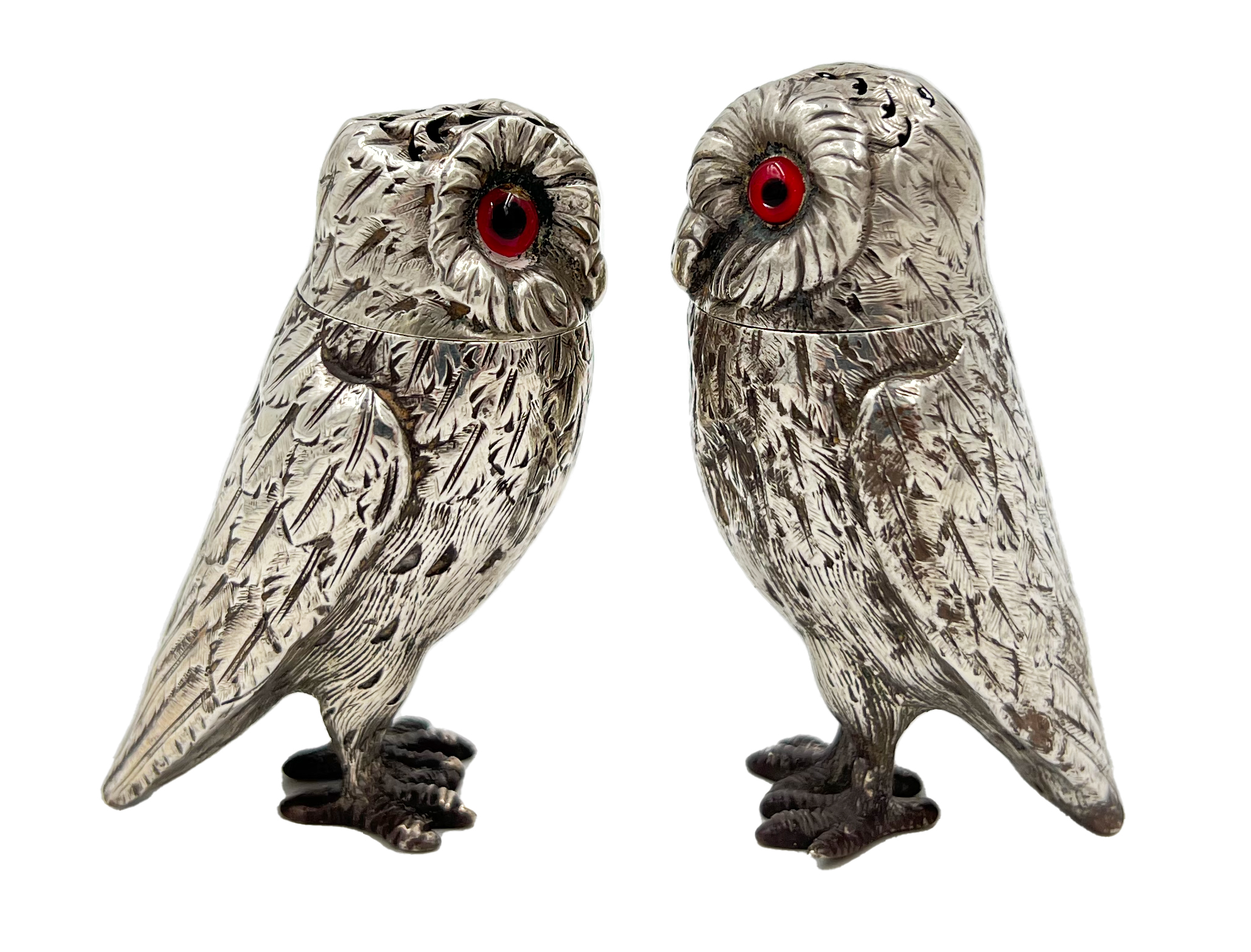 A FINE CASED MATCHED PAIR OF SILVER OWL SALT AND PEPPER POTS, LONDON, 1865/68 - Image 3 of 7