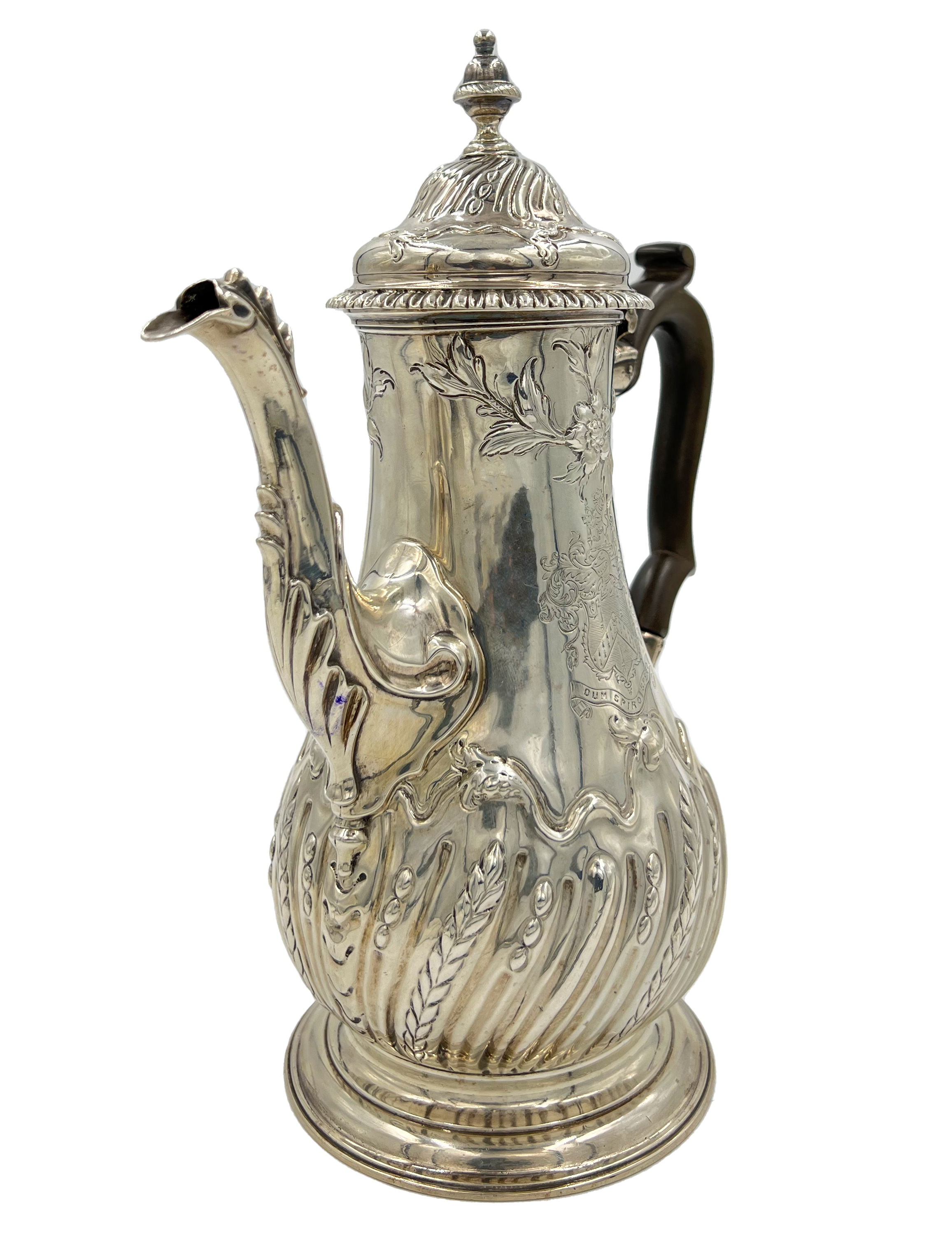 A FINE QUALITY GEORGIAN SILVER COFFEE POT WITH EMBOSSED DECORATION, LONDON, JOHN PAYNE, 1759 - Image 2 of 5