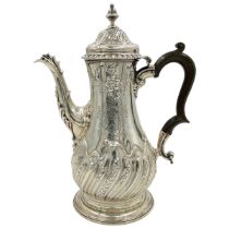A FINE QUALITY GEORGIAN SILVER COFFEE POT WITH EMBOSSED DECORATION, LONDON, JOHN PAYNE, 1759